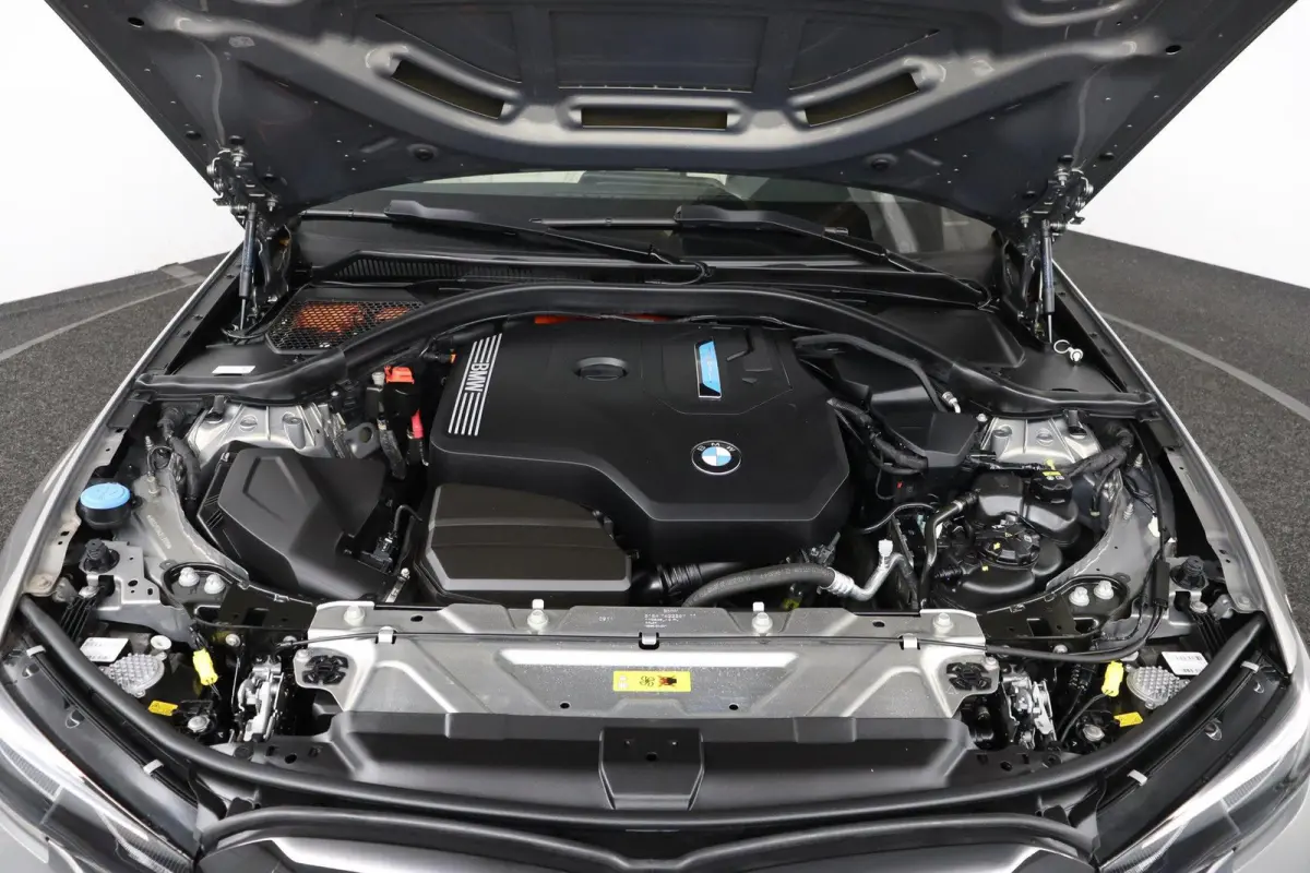 330e Business Edition Plus | M Sport | Trekhaak Elektrisch | Volleder | SoH 95% | Stuur- & Stoelverwarming | Stoelverwarming | Carbon Interieur | Driving Assistant Professional | Laserlight 