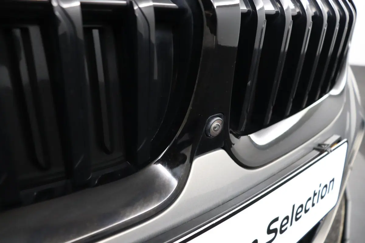 330e Business Edition Plus | M Sport | Trekhaak Elektrisch | Volleder | SoH 95% | Stuur- & Stoelverwarming | Stoelverwarming | Carbon Interieur | Driving Assistant Professional | Laserlight 