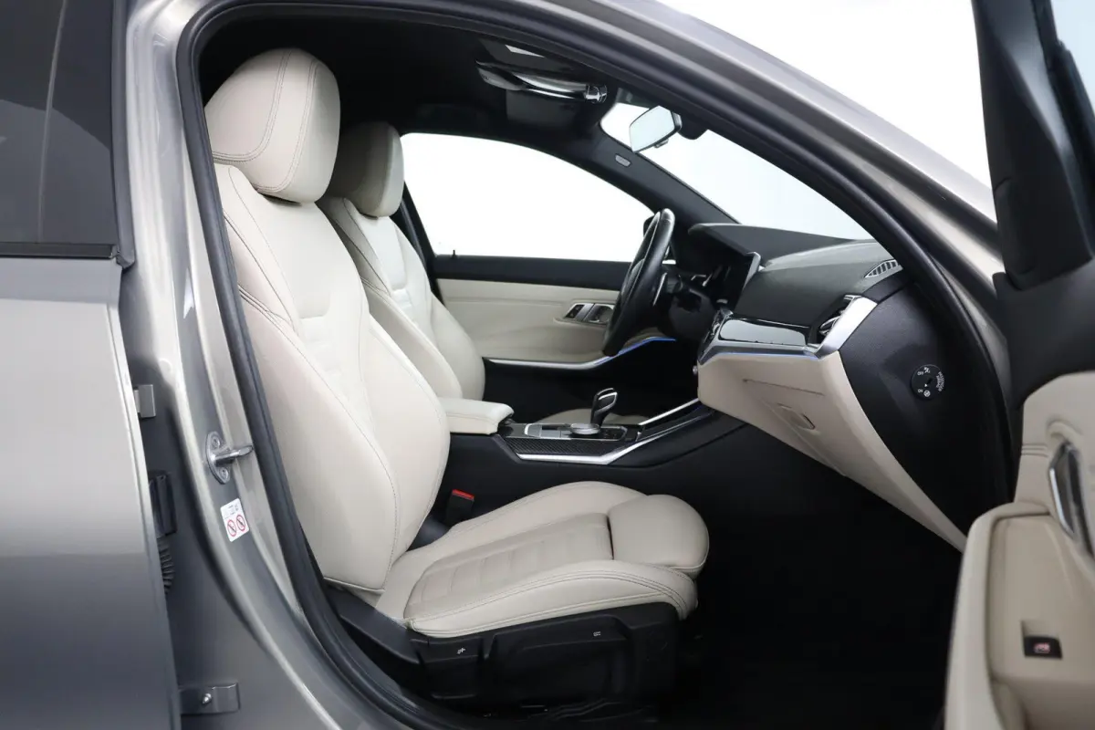 330e Business Edition Plus | M Sport | Trekhaak Elektrisch | Volleder | SoH 95% | Stuur- & Stoelverwarming | Stoelverwarming | Carbon Interieur | Driving Assistant Professional | Laserlight 