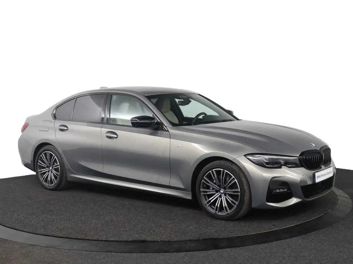 330e Business Edition Plus | M Sport | Trekhaak Elektrisch | Volleder | SoH 95% | Stuur- & Stoelverwarming | Stoelverwarming | Carbon Interieur | Driving Assistant Professional | Laserlight 