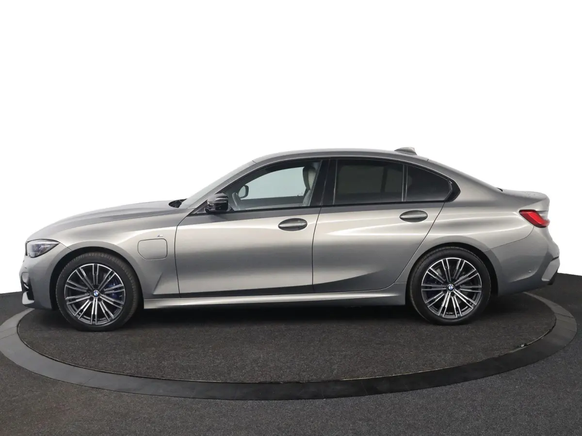330e Business Edition Plus | M Sport | Trekhaak Elektrisch | Volleder | SoH 95% | Stuur- & Stoelverwarming | Stoelverwarming | Carbon Interieur | Driving Assistant Professional | Laserlight 