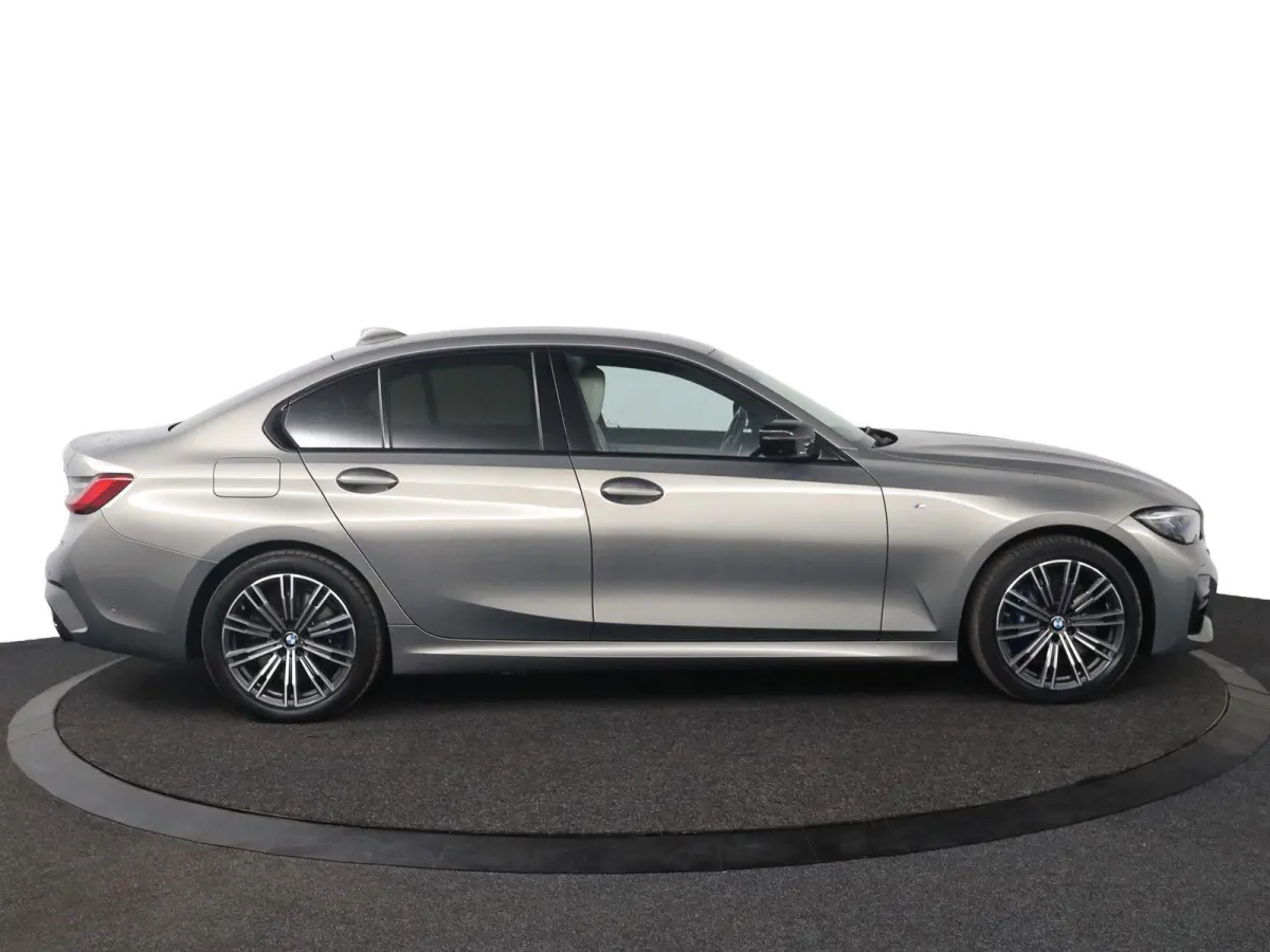 330e Business Edition Plus | M Sport | Trekhaak Elektrisch | Volleder | SoH 95% | Stuur- & Stoelverwarming | Stoelverwarming | Carbon Interieur | Driving Assistant Professional | Laserlight 
