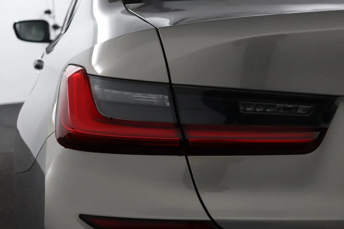 330e Business Edition Plus | M Sport | Trekhaak Elektrisch | Volleder | SoH 95% | Stuur- & Stoelverwarming | Stoelverwarming | Carbon Interieur | Driving Assistant Professional | Laserlight 