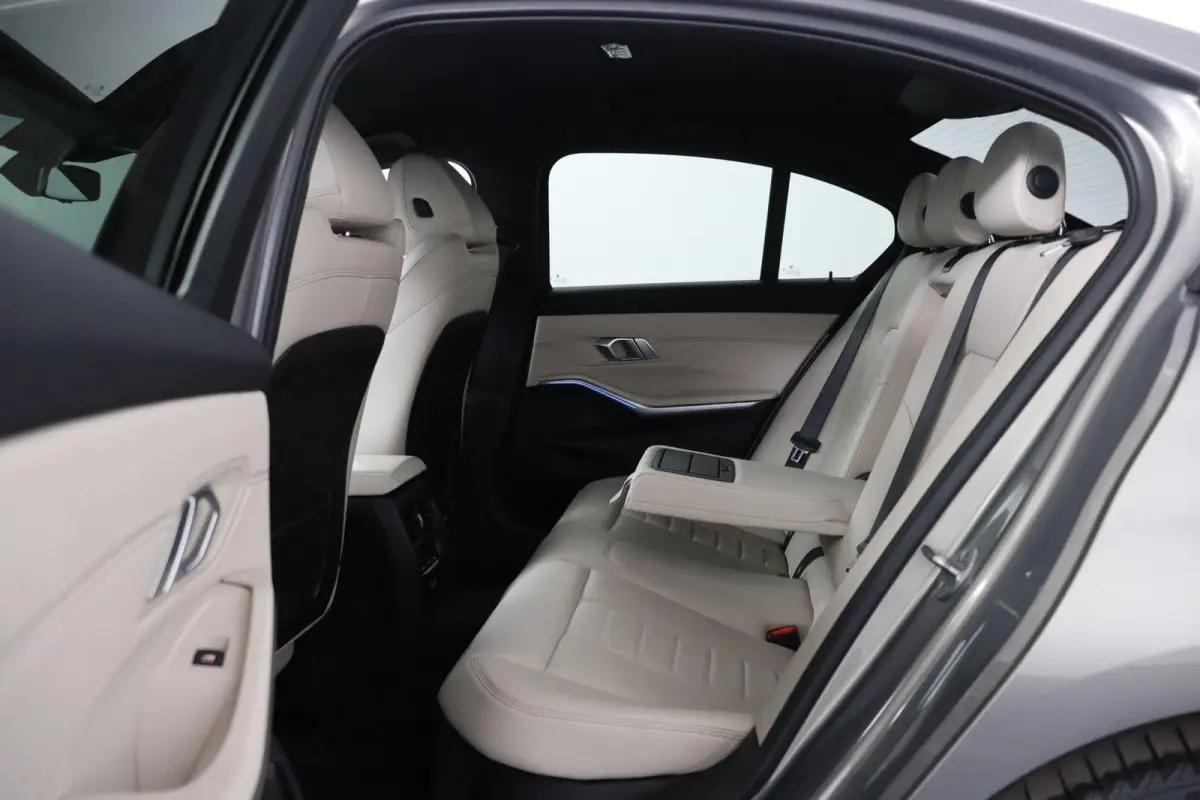 330e Business Edition Plus | M Sport | Trekhaak Elektrisch | Volleder | SoH 95% | Stuur- & Stoelverwarming | Stoelverwarming | Carbon Interieur | Driving Assistant Professional | Laserlight 