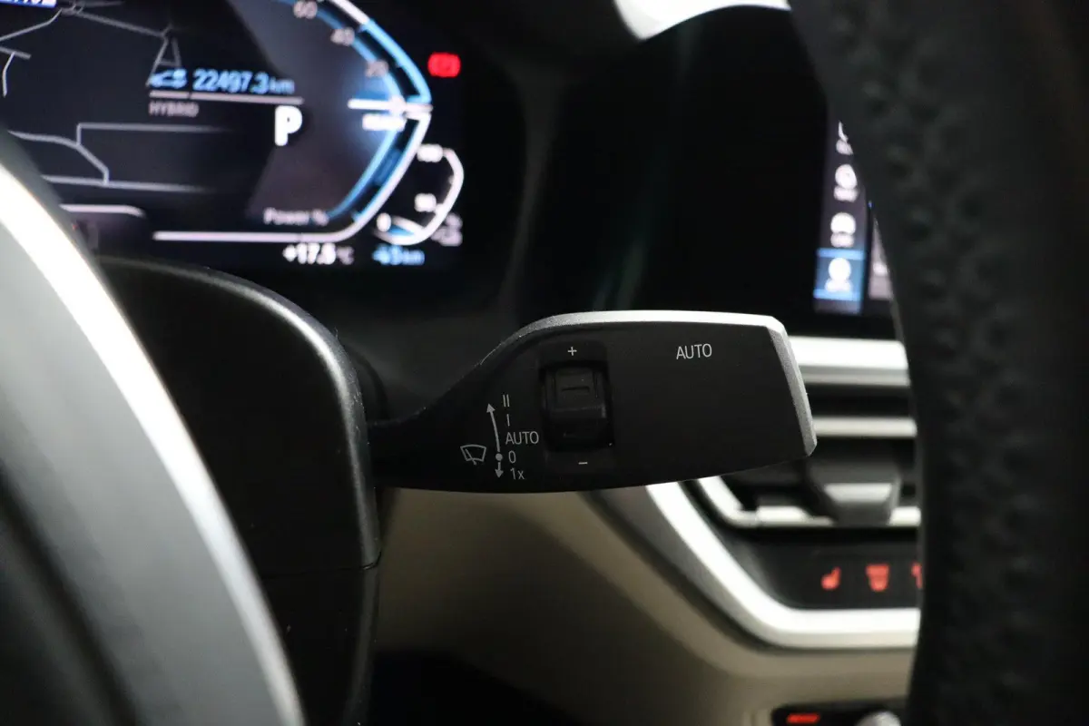 330e Business Edition Plus | M Sport | Trekhaak Elektrisch | Volleder | SoH 95% | Stuur- & Stoelverwarming | Stoelverwarming | Carbon Interieur | Driving Assistant Professional | Laserlight 
