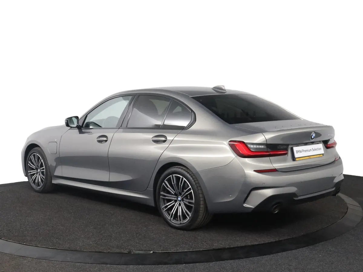 330e Business Edition Plus | M Sport | Trekhaak Elektrisch | Volleder | SoH 95% | Stuur- & Stoelverwarming | Stoelverwarming | Carbon Interieur | Driving Assistant Professional | Laserlight 