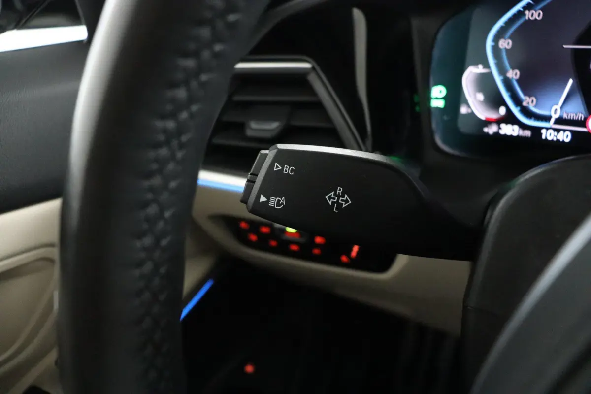 330e Business Edition Plus | M Sport | Trekhaak Elektrisch | Volleder | SoH 95% | Stuur- & Stoelverwarming | Stoelverwarming | Carbon Interieur | Driving Assistant Professional | Laserlight 