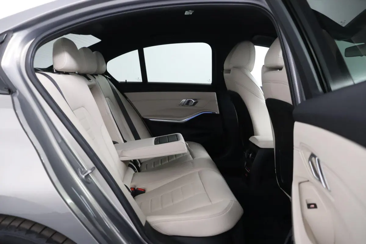 330e Business Edition Plus | M Sport | Trekhaak Elektrisch | Volleder | SoH 95% | Stuur- & Stoelverwarming | Stoelverwarming | Carbon Interieur | Driving Assistant Professional | Laserlight 