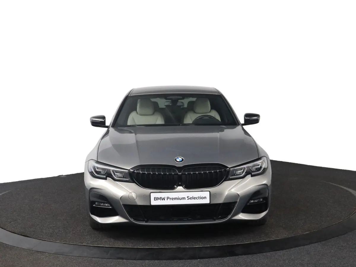 330e Business Edition Plus | M Sport | Trekhaak Elektrisch | Volleder | SoH 95% | Stuur- & Stoelverwarming | Stoelverwarming | Carbon Interieur | Driving Assistant Professional | Laserlight 