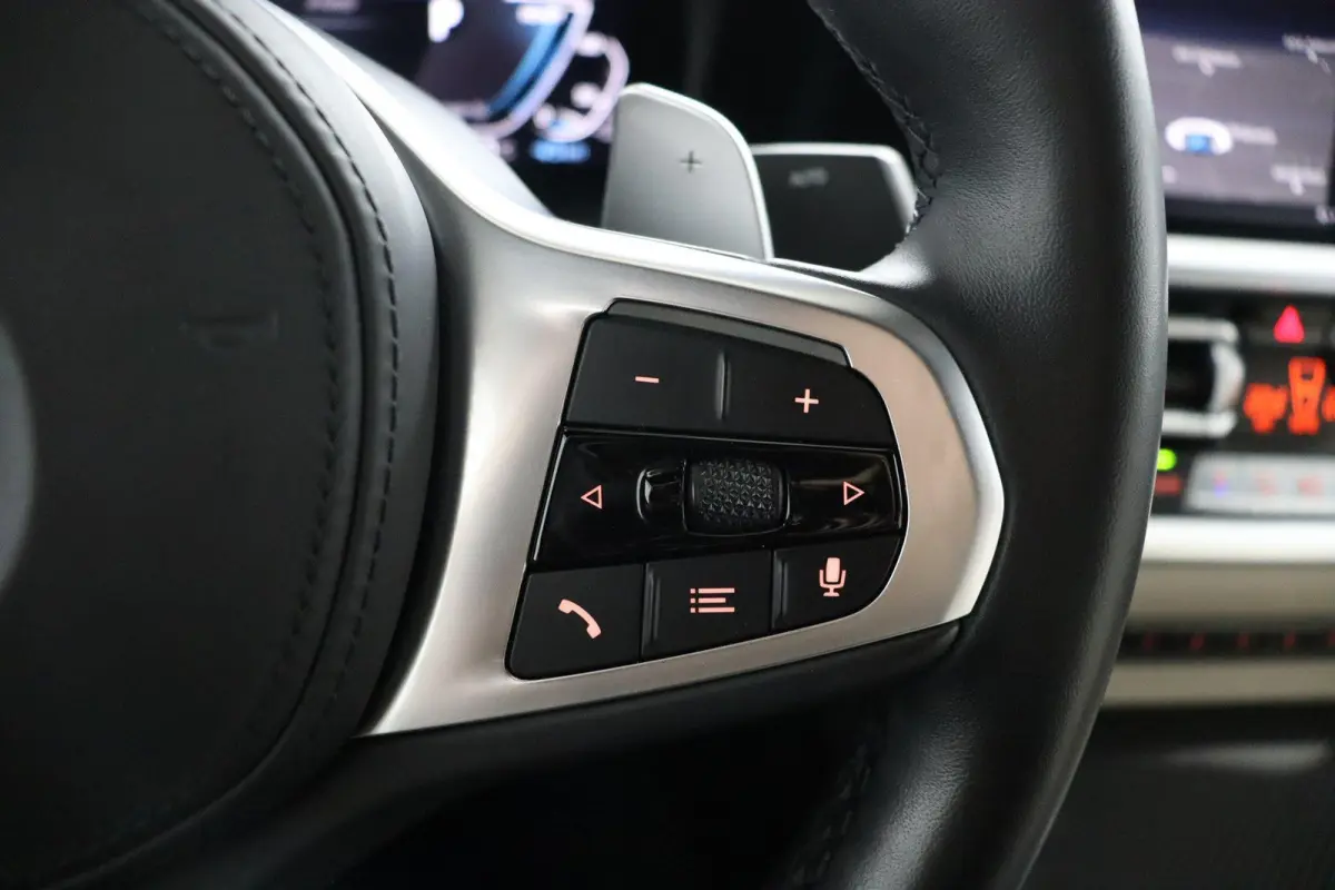 330e Business Edition Plus | M Sport | Trekhaak Elektrisch | Volleder | SoH 95% | Stuur- & Stoelverwarming | Stoelverwarming | Carbon Interieur | Driving Assistant Professional | Laserlight 