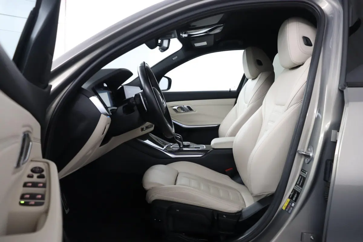 330e Business Edition Plus | M Sport | Trekhaak Elektrisch | Volleder | SoH 95% | Stuur- & Stoelverwarming | Stoelverwarming | Carbon Interieur | Driving Assistant Professional | Laserlight 