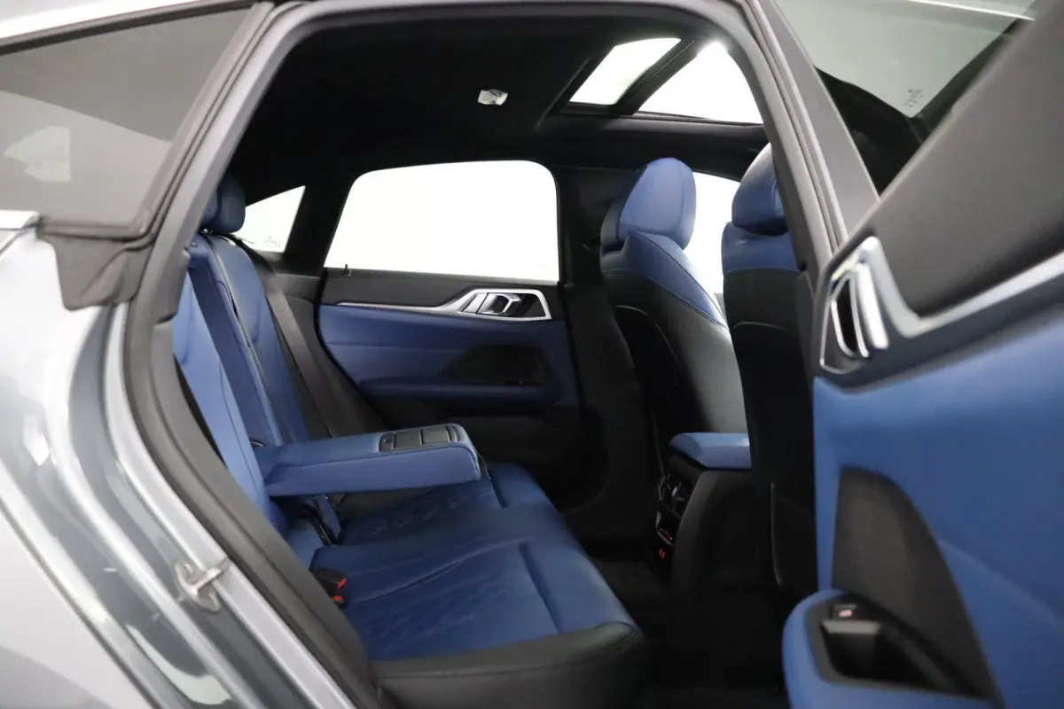 eDrive40 High Executive 84 kWh | Glazen Schuif-/kanteldak | Trekhaak Elektrisch | Volleder Individual + leder dashboard | Stoelverwarming | Driving Assistant Professional | 360 camera | Head