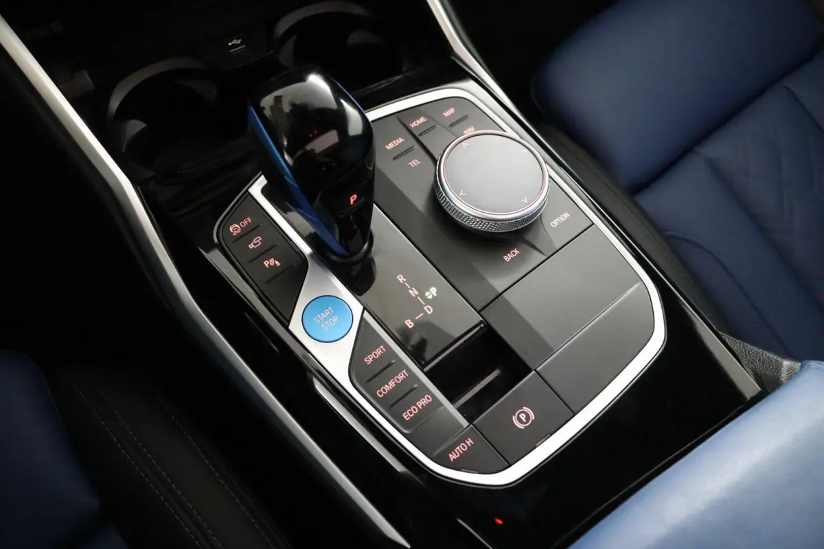 eDrive40 High Executive 84 kWh | Glazen Schuif-/kanteldak | Trekhaak Elektrisch | Volleder Individual + leder dashboard | Stoelverwarming | Driving Assistant Professional | 360 camera | Head