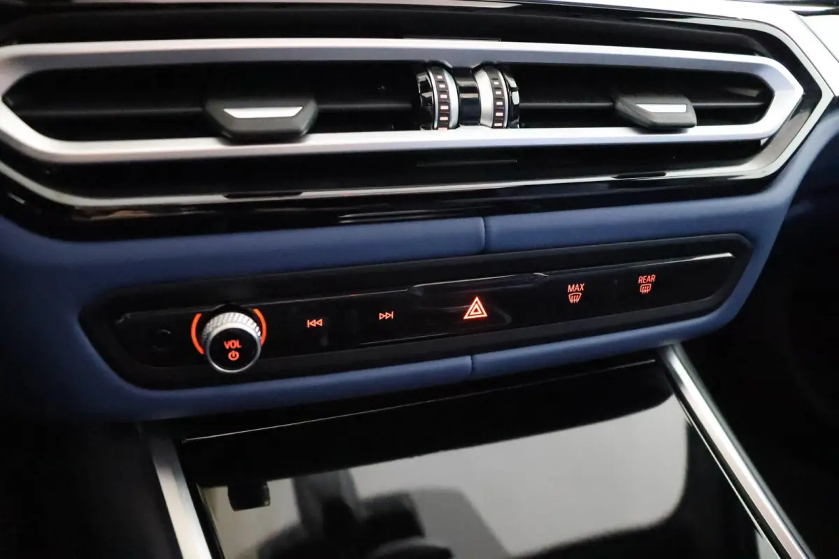 eDrive40 High Executive 84 kWh | Glazen Schuif-/kanteldak | Trekhaak Elektrisch | Volleder Individual + leder dashboard | Stoelverwarming | Driving Assistant Professional | 360 camera | Head