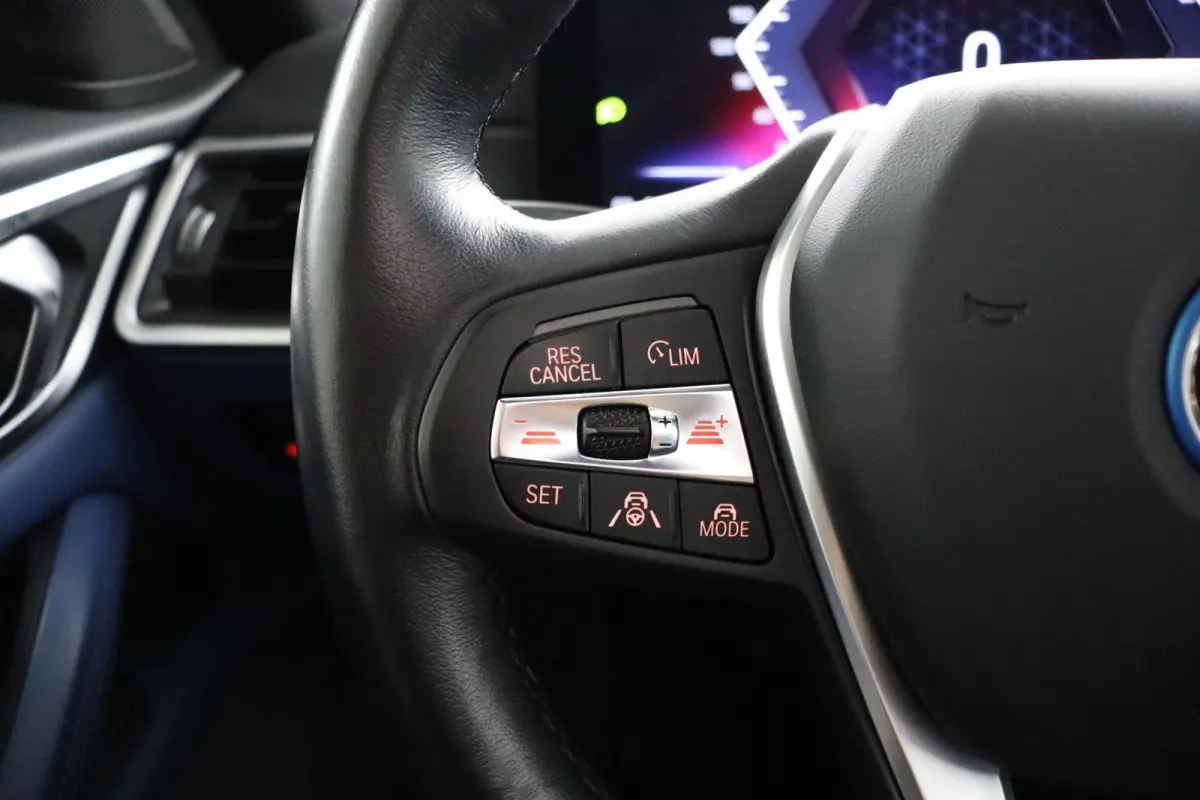 eDrive40 High Executive 84 kWh | Glazen Schuif-/kanteldak | Trekhaak Elektrisch | Volleder Individual + leder dashboard | Stoelverwarming | Driving Assistant Professional | 360 camera | Head