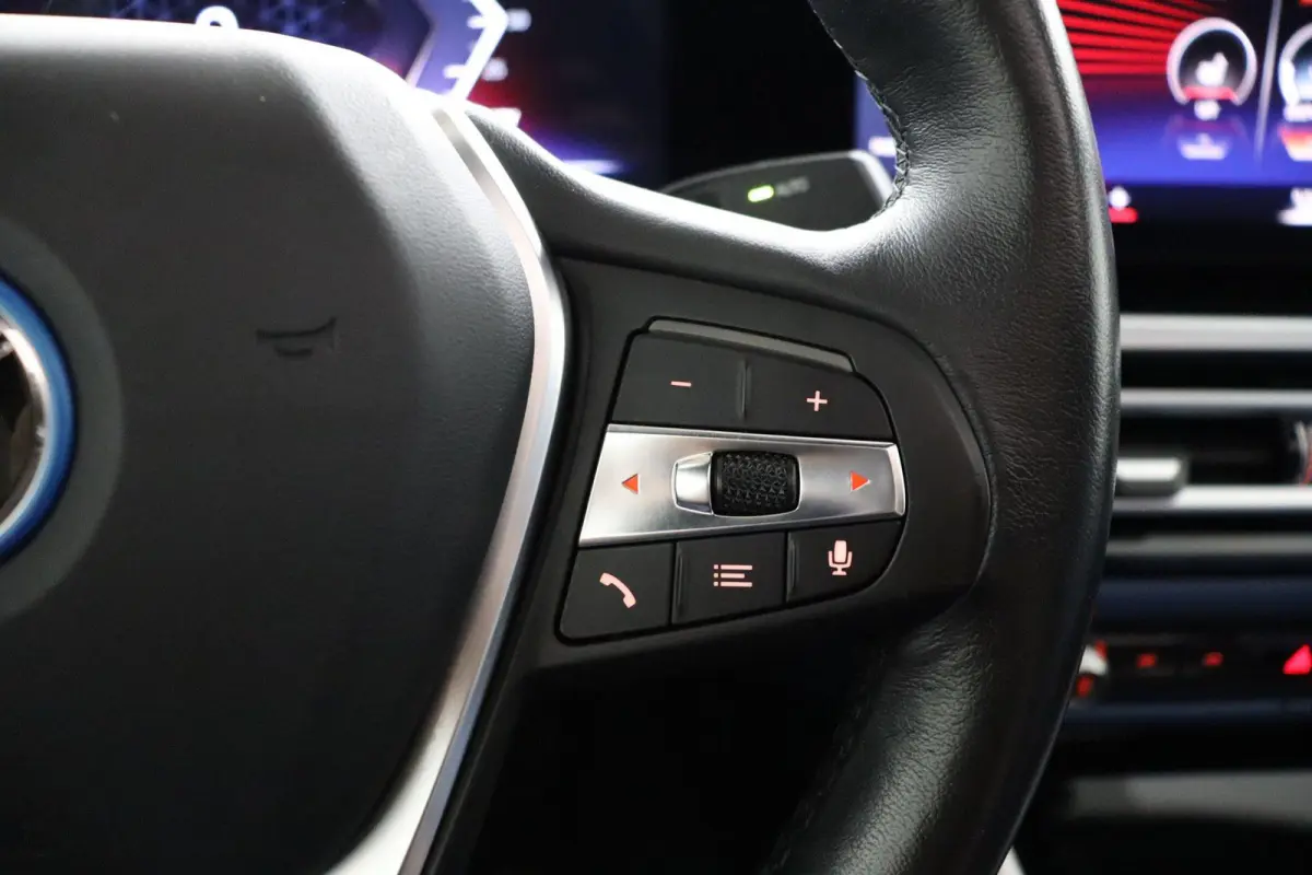 eDrive40 High Executive 84 kWh | Glazen Schuif-/kanteldak | Trekhaak Elektrisch | Volleder Individual + leder dashboard | Stoelverwarming | Driving Assistant Professional | 360 camera | Head