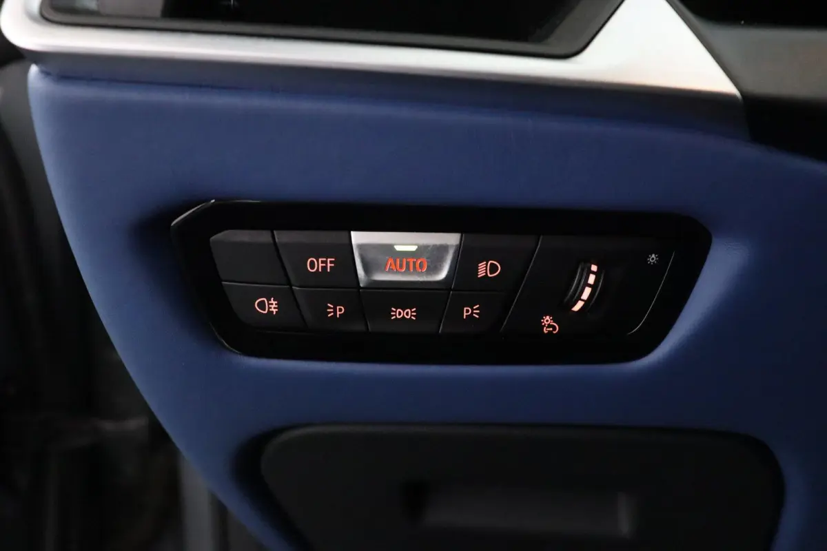 eDrive40 High Executive 84 kWh | Glazen Schuif-/kanteldak | Trekhaak Elektrisch | Volleder Individual + leder dashboard | Stoelverwarming | Driving Assistant Professional | 360 camera | Head
