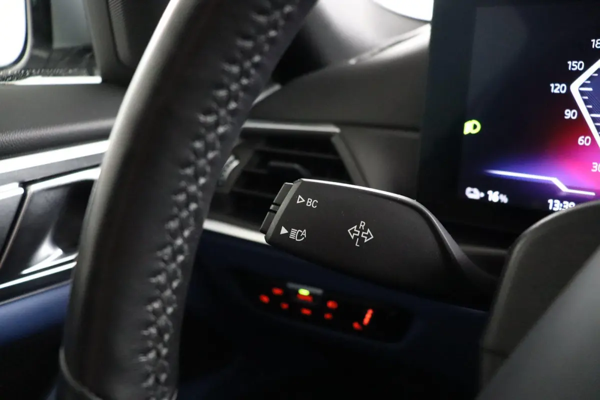 eDrive40 High Executive 84 kWh | Glazen Schuif-/kanteldak | Trekhaak Elektrisch | Volleder Individual + leder dashboard | Stoelverwarming | Driving Assistant Professional | 360 camera | Head