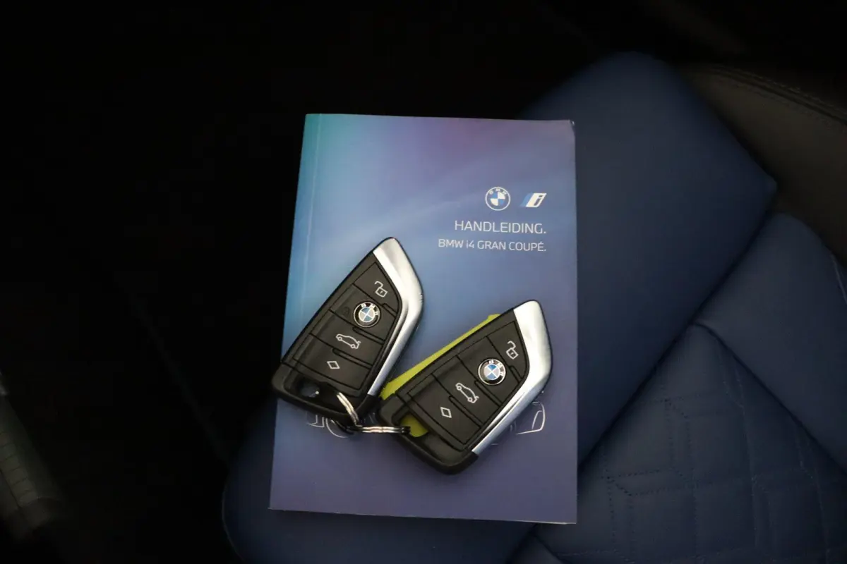 eDrive40 High Executive 84 kWh | Glazen Schuif-/kanteldak | Trekhaak Elektrisch | Volleder Individual + leder dashboard | Stoelverwarming | Driving Assistant Professional | 360 camera | Head