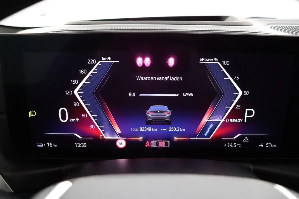 eDrive40 High Executive 84 kWh | Glazen Schuif-/kanteldak | Trekhaak Elektrisch | Volleder Individual + leder dashboard | Stoelverwarming | Driving Assistant Professional | 360 camera | Head