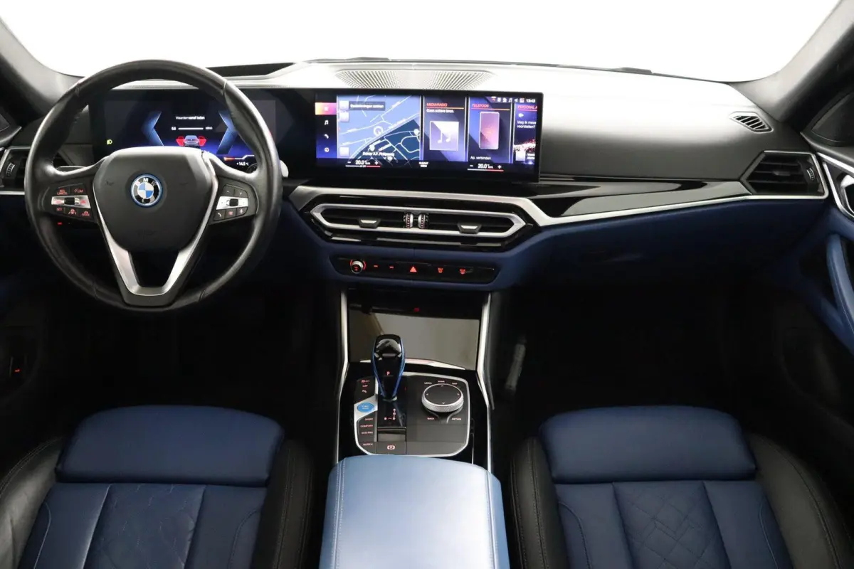 eDrive40 High Executive 84 kWh | Glazen Schuif-/kanteldak | Trekhaak Elektrisch | Volleder Individual + leder dashboard | Stoelverwarming | Driving Assistant Professional | 360 camera | Head