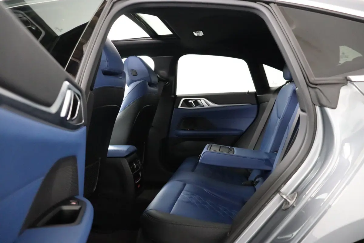 eDrive40 High Executive 84 kWh | Glazen Schuif-/kanteldak | Trekhaak Elektrisch | Volleder Individual + leder dashboard | Stoelverwarming | Driving Assistant Professional | 360 camera | Head