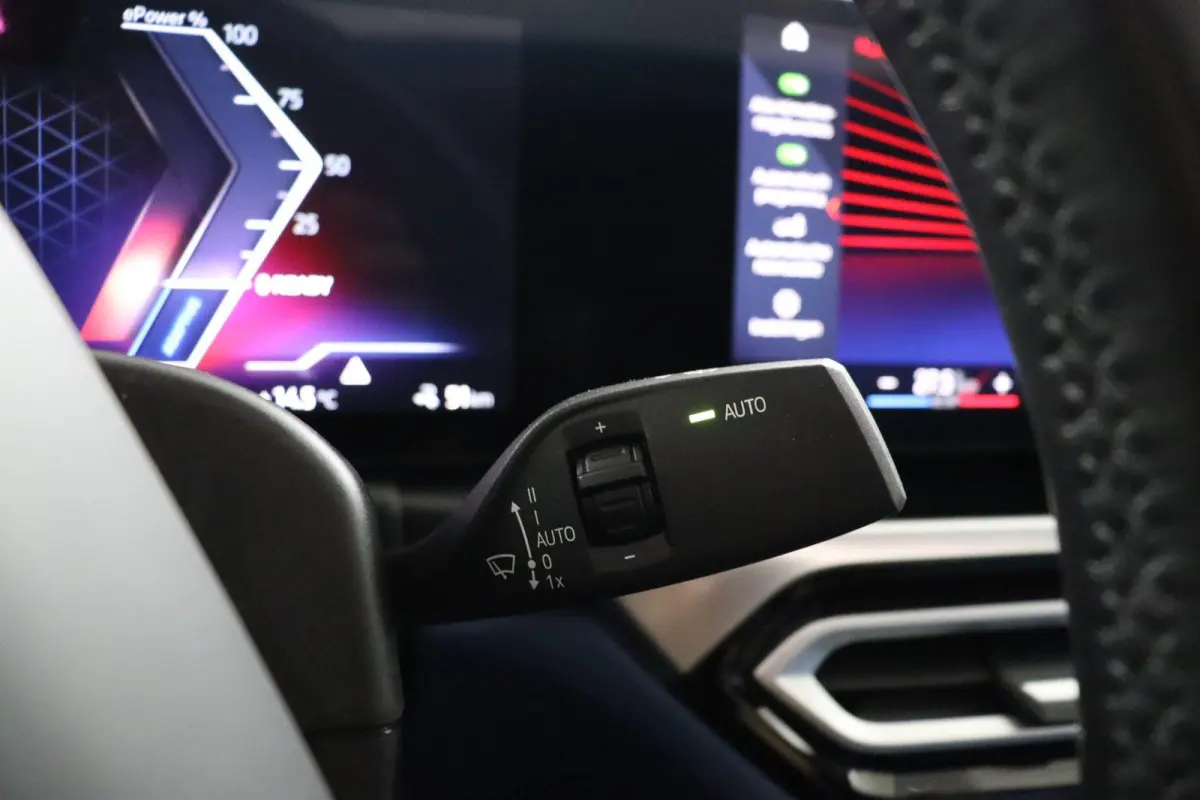 eDrive40 High Executive 84 kWh | Glazen Schuif-/kanteldak | Trekhaak Elektrisch | Volleder Individual + leder dashboard | Stoelverwarming | Driving Assistant Professional | 360 camera | Head