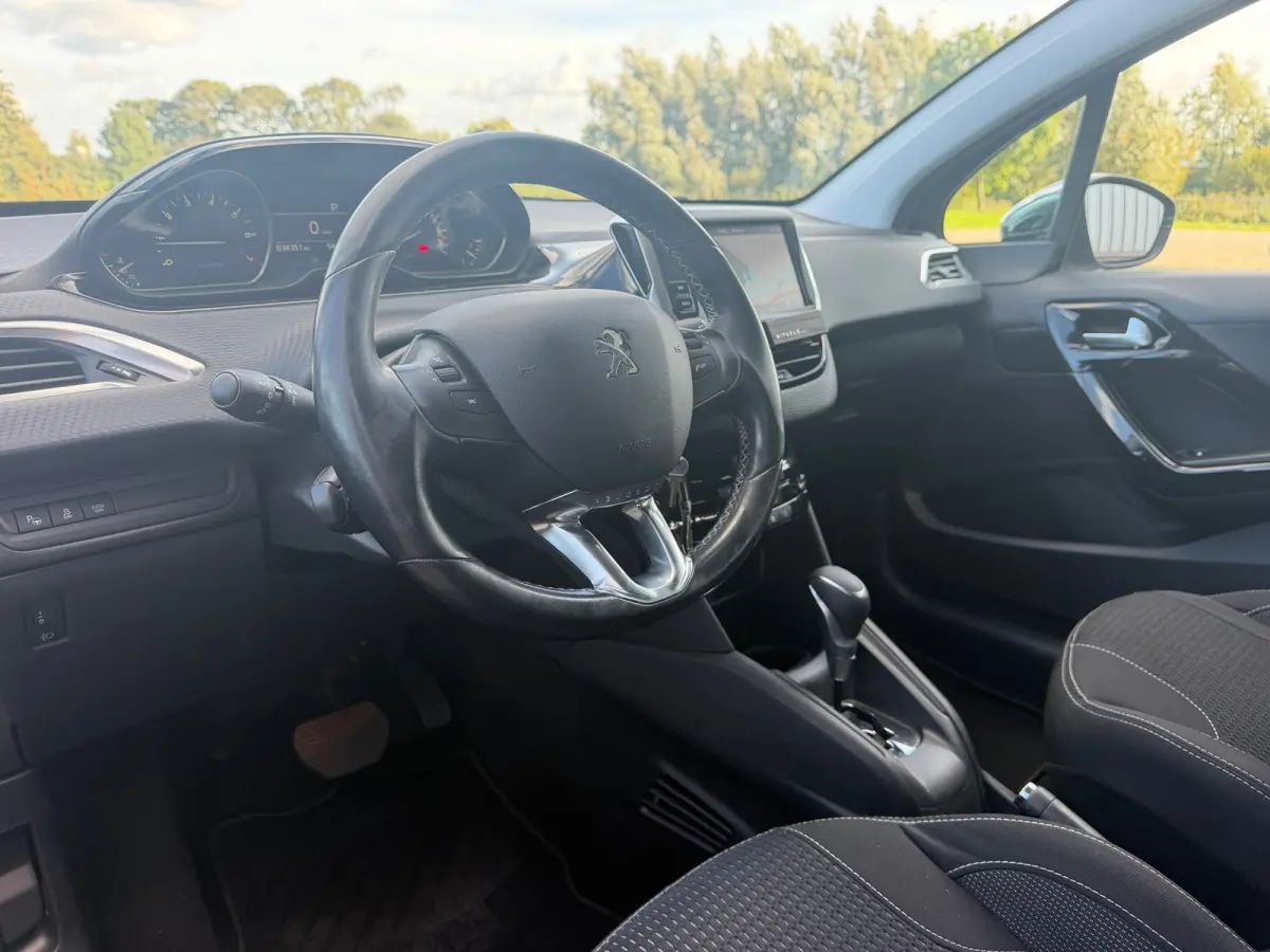 1.2 PureTech Allure 110pk Automaat - Noir Perla Nera - Carplay/Cruise/Clima