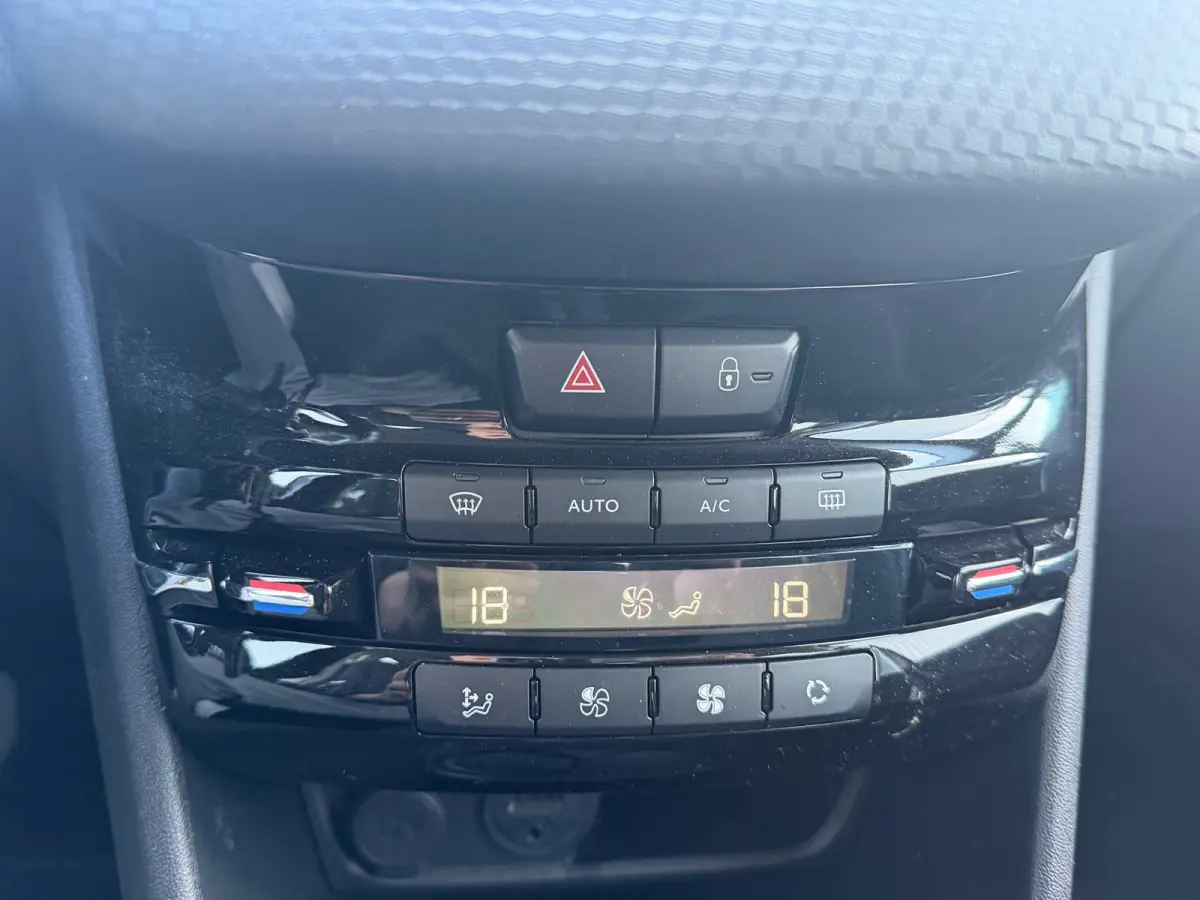 1.2 PureTech Allure 110pk Automaat - Noir Perla Nera - Carplay/Cruise/Clima
