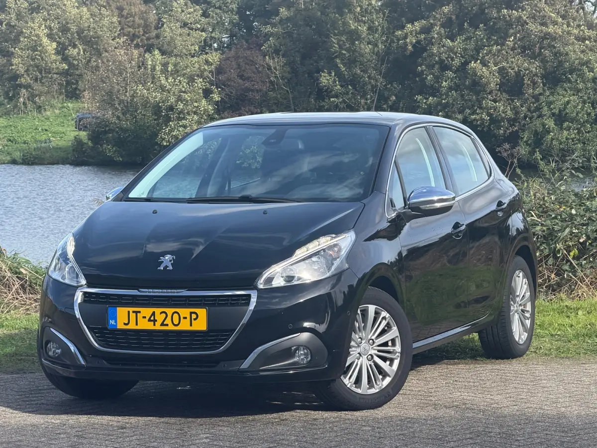 1.2 PureTech Allure 110pk Automaat - Noir Perla Nera - Carplay/Cruise/Clima