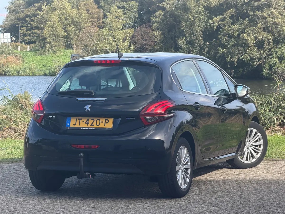1.2 PureTech Allure 110pk Automaat - Noir Perla Nera - Carplay/Cruise/Clima