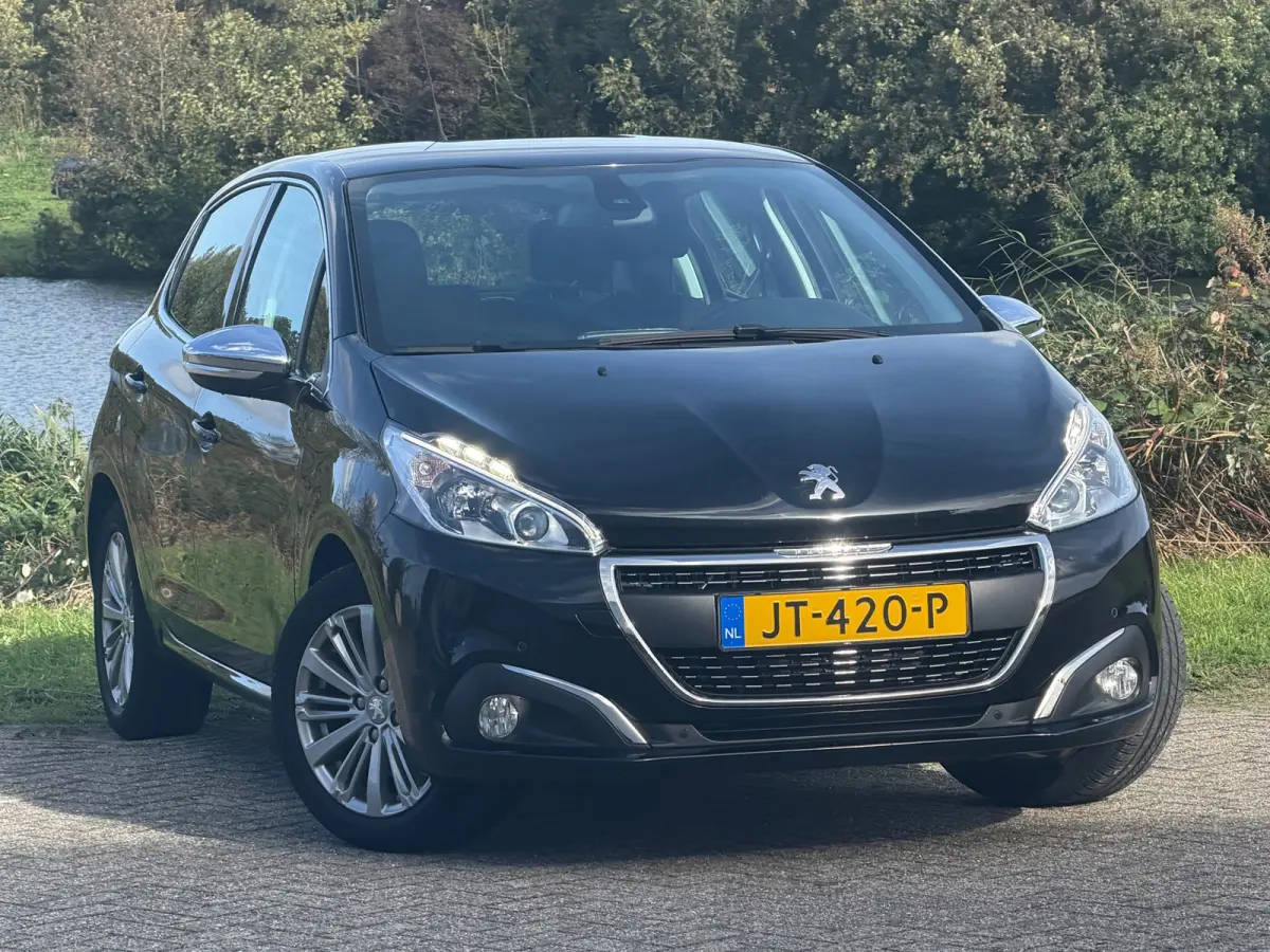 1.2 PureTech Allure 110pk Automaat - Noir Perla Nera - Carplay/Cruise/Clima