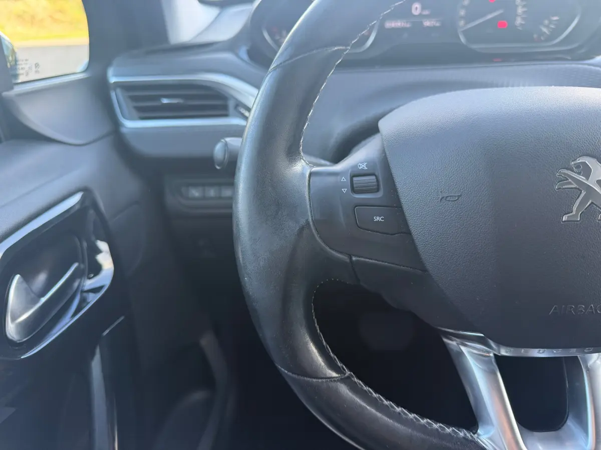 1.2 PureTech Allure 110pk Automaat - Noir Perla Nera - Carplay/Cruise/Clima
