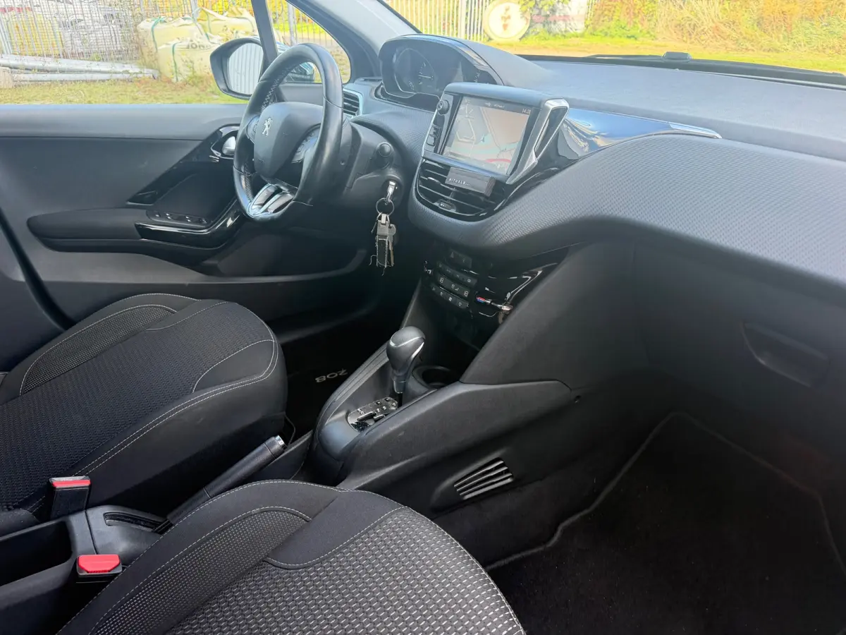 1.2 PureTech Allure 110pk Automaat - Noir Perla Nera - Carplay/Cruise/Clima