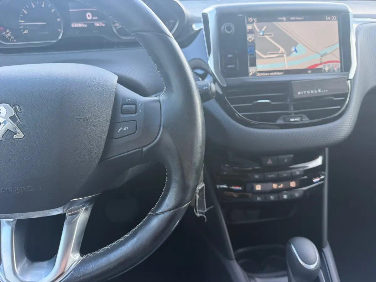 1.2 PureTech Allure 110pk Automaat - Noir Perla Nera - Carplay/Cruise/Clima