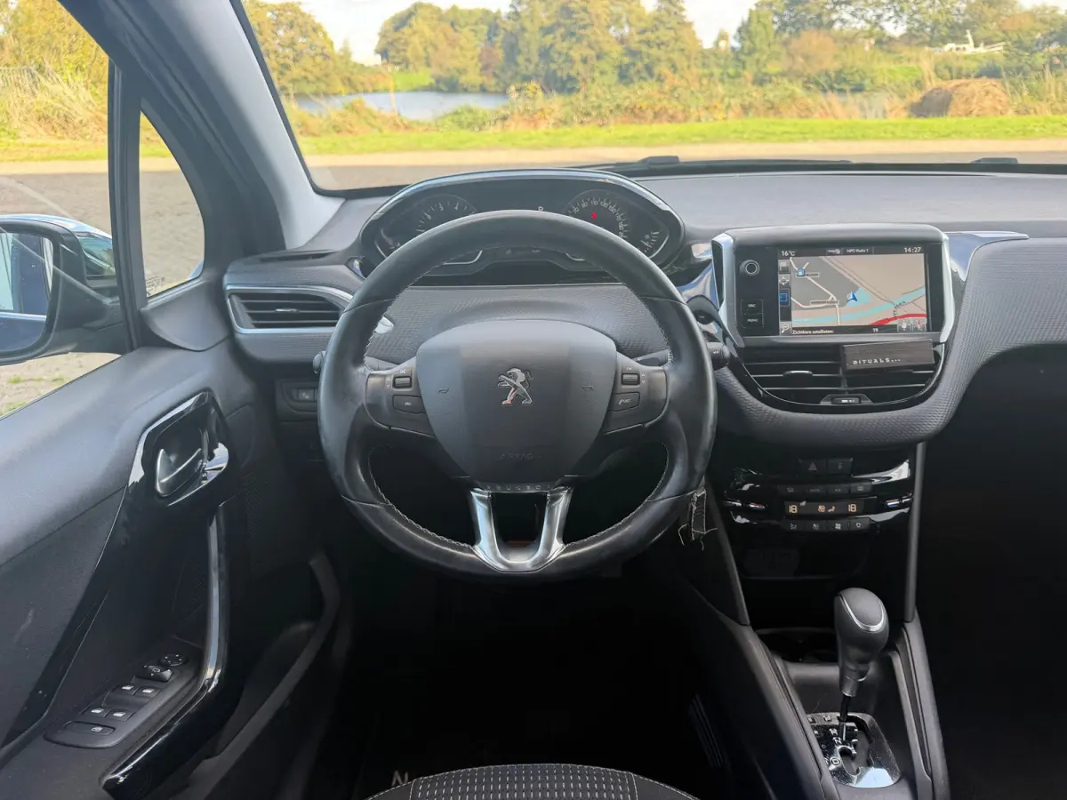 1.2 PureTech Allure 110pk Automaat - Noir Perla Nera - Carplay/Cruise/Clima