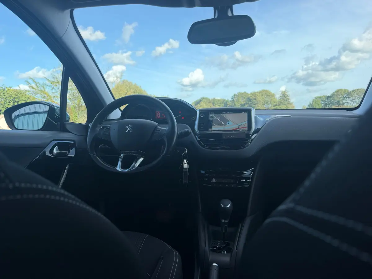 1.2 PureTech Allure 110pk Automaat - Noir Perla Nera - Carplay/Cruise/Clima