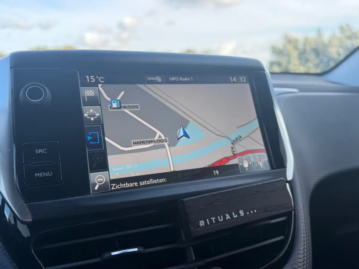 1.2 PureTech Allure 110pk Automaat - Noir Perla Nera - Carplay/Cruise/Clima