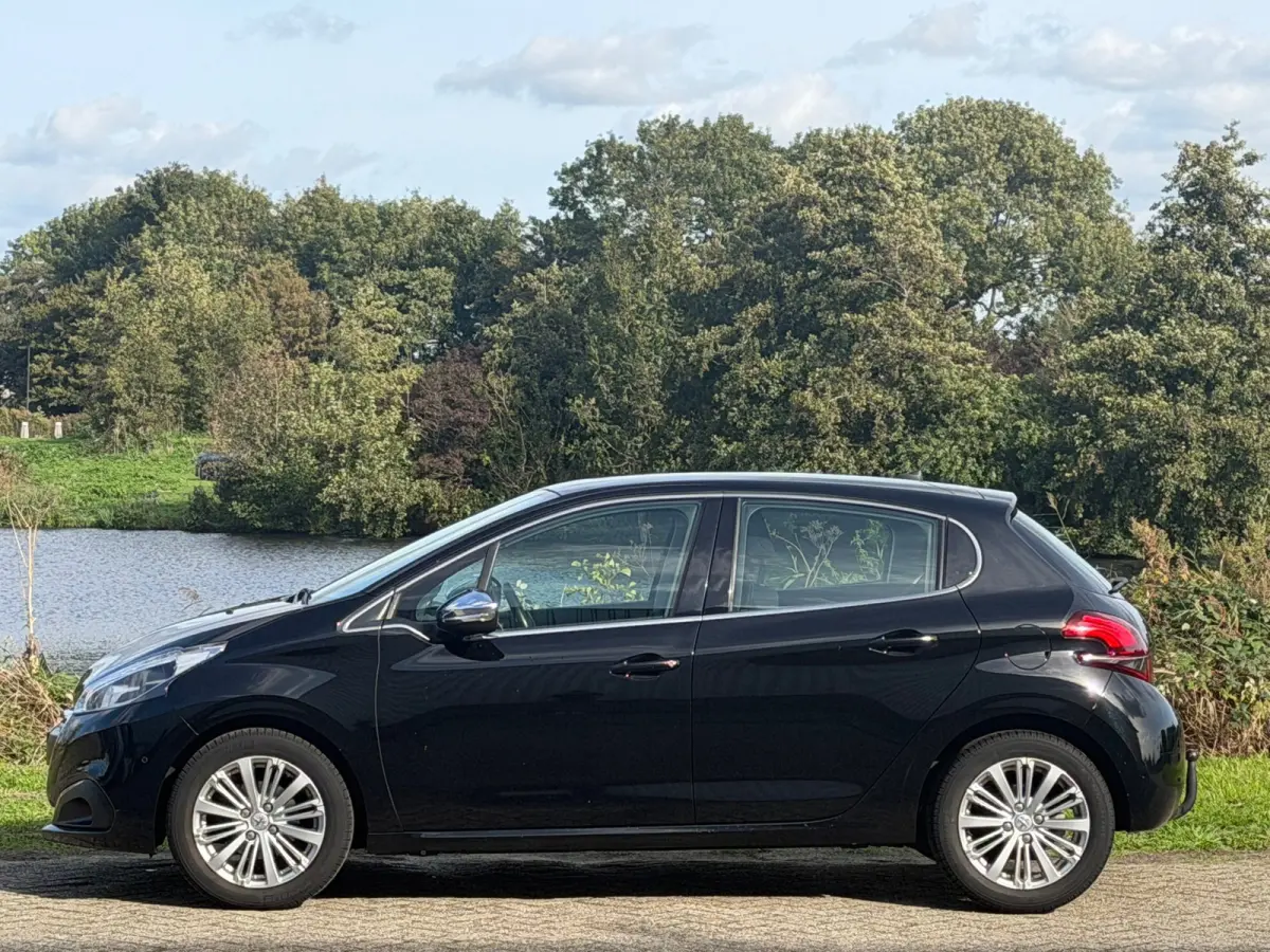 1.2 PureTech Allure 110pk Automaat - Noir Perla Nera - Carplay/Cruise/Clima