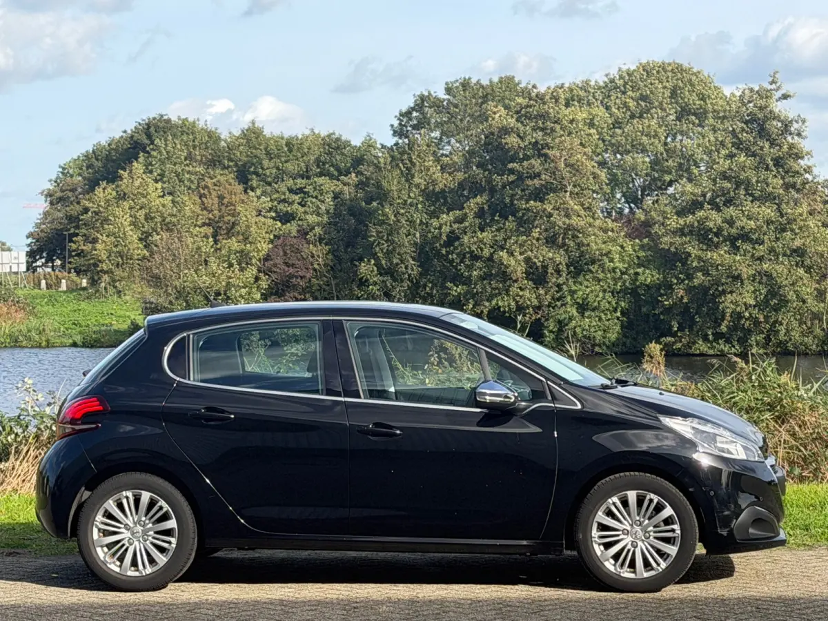 1.2 PureTech Allure 110pk Automaat - Noir Perla Nera - Carplay/Cruise/Clima