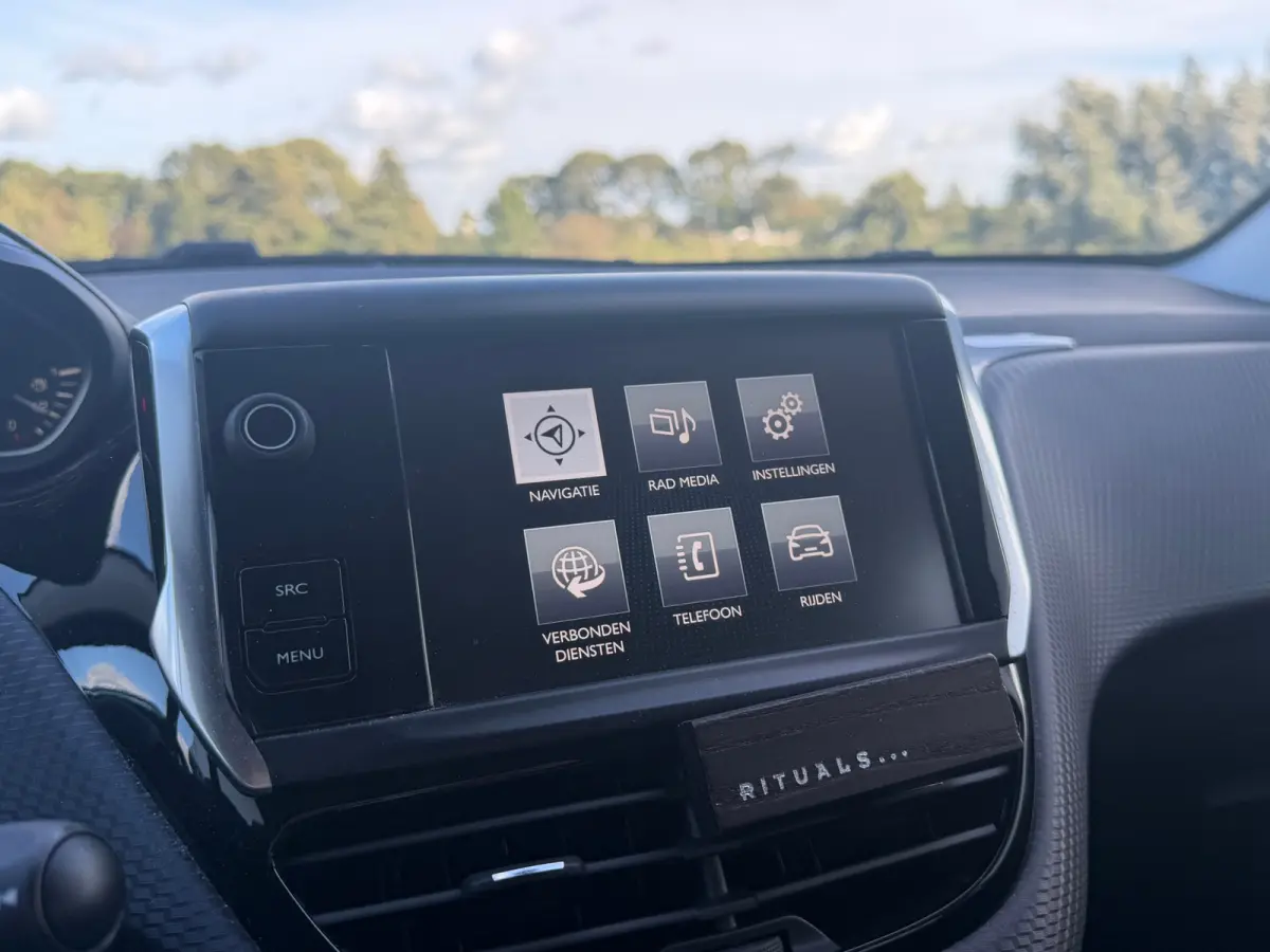 1.2 PureTech Allure 110pk Automaat - Noir Perla Nera - Carplay/Cruise/Clima