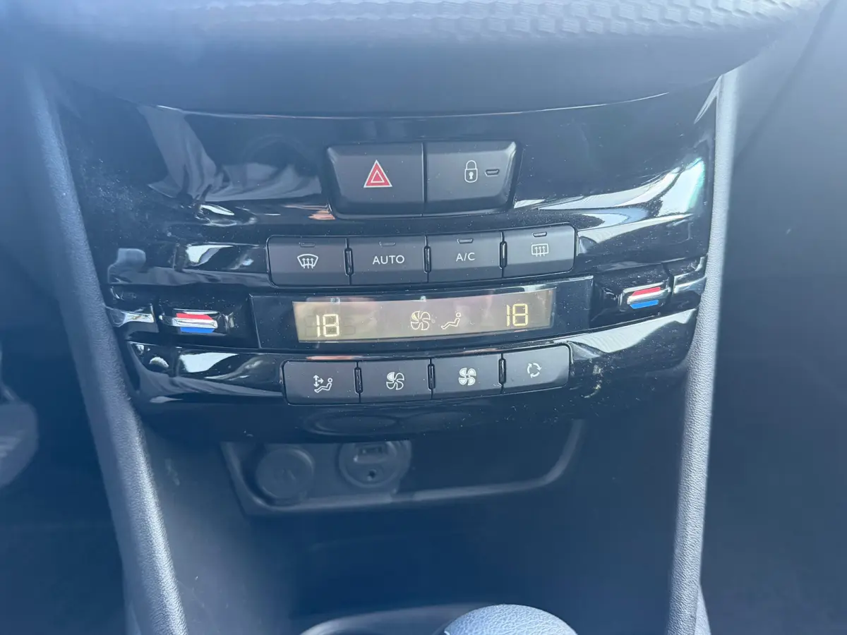 1.2 PureTech Allure 110pk Automaat - Noir Perla Nera - Carplay/Cruise/Clima