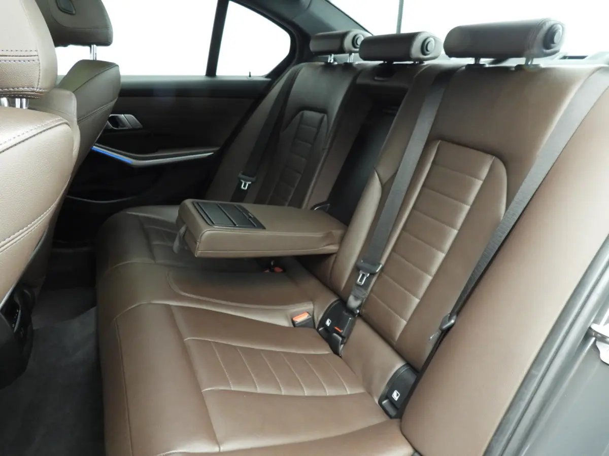 330e | M-Sportpakket | Laserlicht | Leder | Navigatie | Trekhaak | SOH 93% | Schuifdak | Sportstoelen | Stoelverwarming | DAB | Hifi speakers | Alu 19 inch