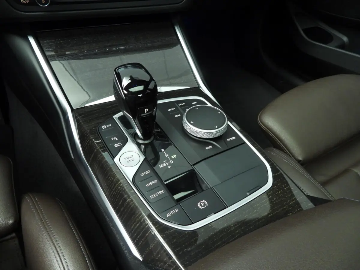 330e | M-Sportpakket | Laserlicht | Leder | Navigatie | Trekhaak | SOH 93% | Schuifdak | Sportstoelen | Stoelverwarming | DAB | Hifi speakers | Alu 19 inch