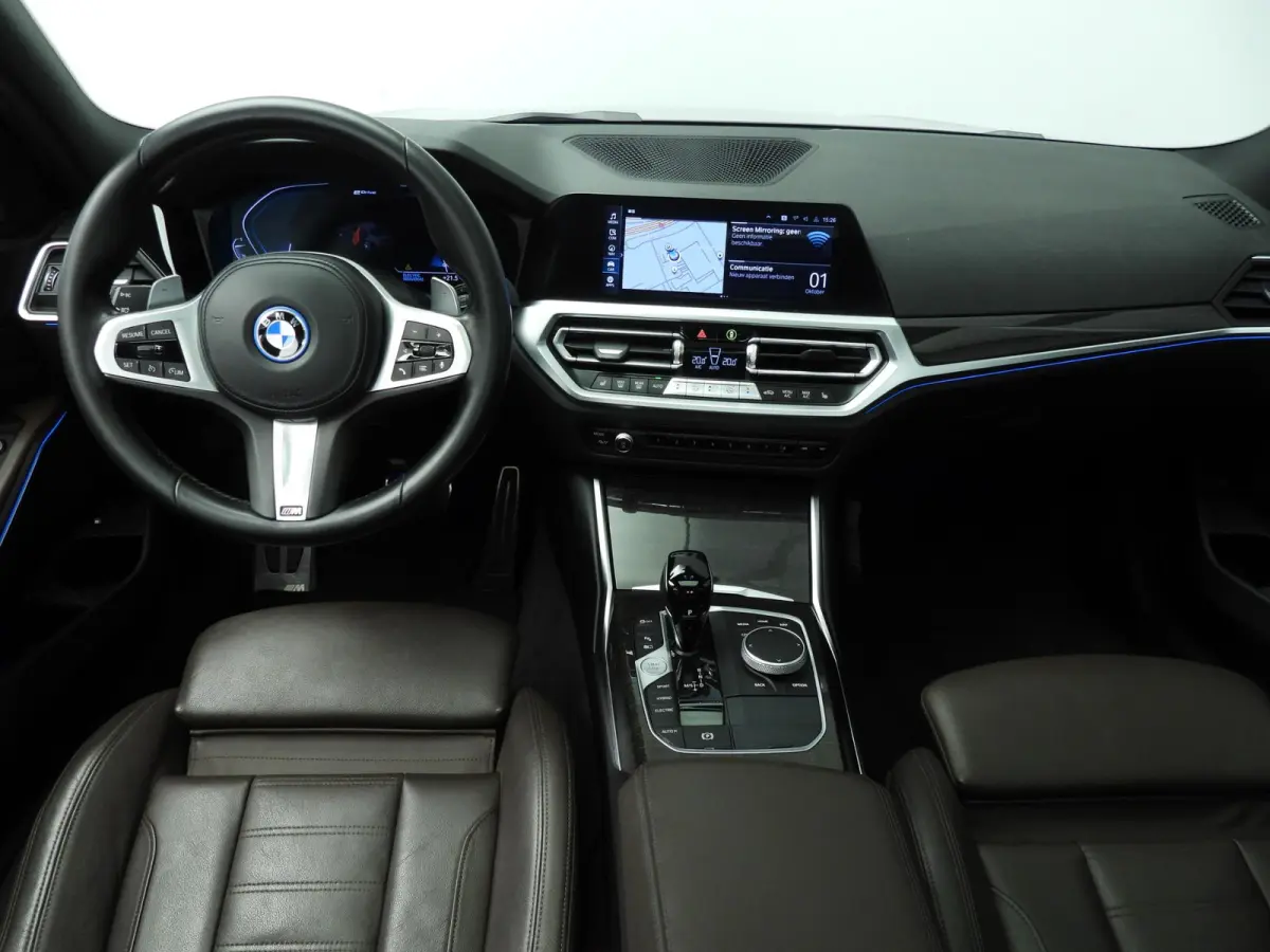 330e | M-Sportpakket | Laserlicht | Leder | Navigatie | Trekhaak | SOH 93% | Schuifdak | Sportstoelen | Stoelverwarming | DAB | Hifi speakers | Alu 19 inch