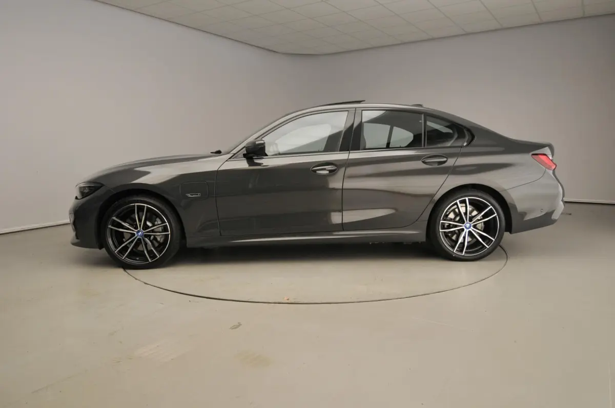 330e | M-Sportpakket | Laserlicht | Leder | Navigatie | Trekhaak | SOH 93% | Schuifdak | Sportstoelen | Stoelverwarming | DAB | Hifi speakers | Alu 19 inch