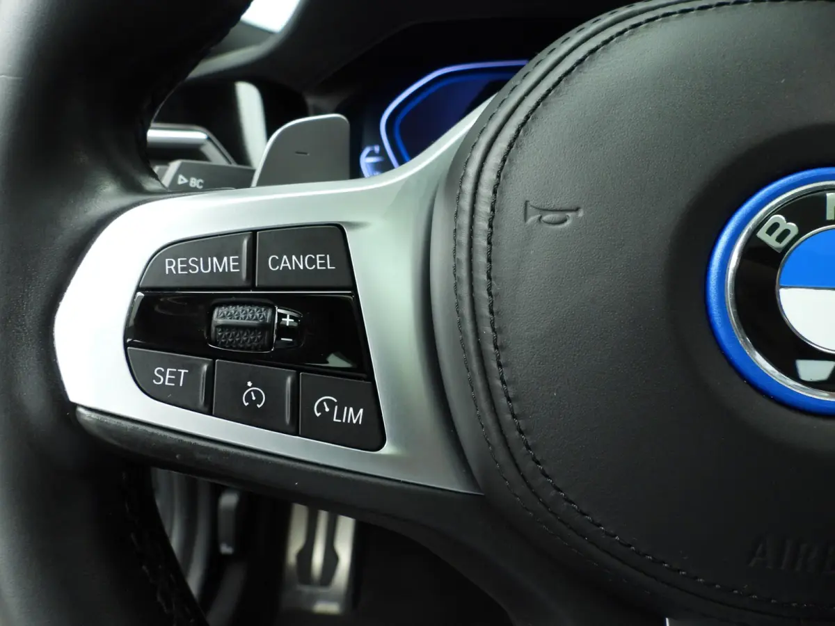 330e | M-Sportpakket | Laserlicht | Leder | Navigatie | Trekhaak | SOH 93% | Schuifdak | Sportstoelen | Stoelverwarming | DAB | Hifi speakers | Alu 19 inch