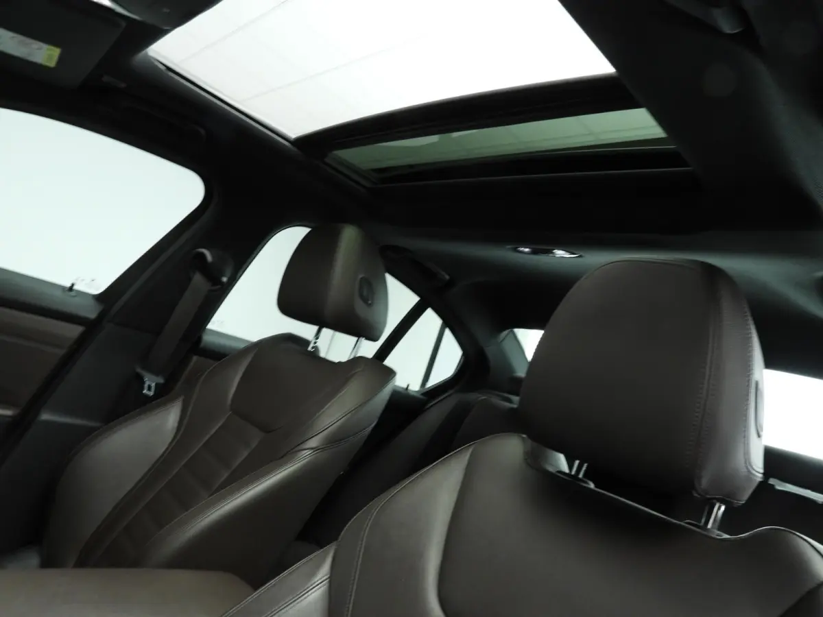 330e | M-Sportpakket | Laserlicht | Leder | Navigatie | Trekhaak | SOH 93% | Schuifdak | Sportstoelen | Stoelverwarming | DAB | Hifi speakers | Alu 19 inch