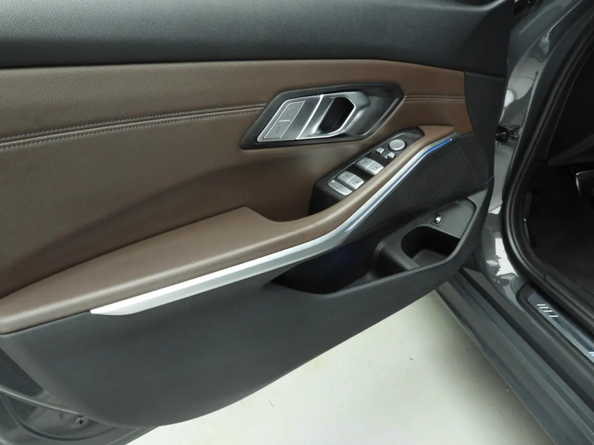 330e | M-Sportpakket | Laserlicht | Leder | Navigatie | Trekhaak | SOH 93% | Schuifdak | Sportstoelen | Stoelverwarming | DAB | Hifi speakers | Alu 19 inch