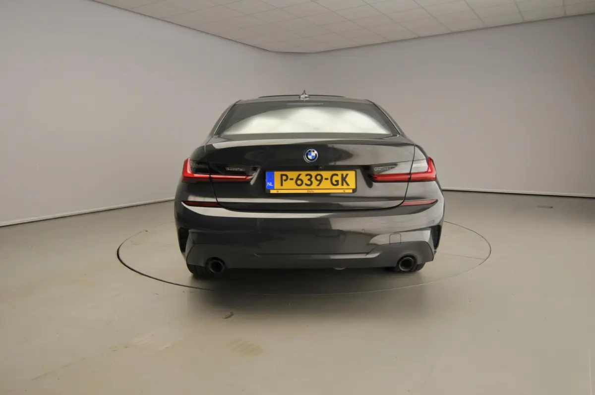 330e | M-Sportpakket | Laserlicht | Leder | Navigatie | Trekhaak | SOH 93% | Schuifdak | Sportstoelen | Stoelverwarming | DAB | Hifi speakers | Alu 19 inch